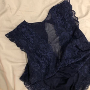 Spetsbody  - Cool marinblå spetsbody i storlek S