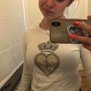  - Säljer denna juicy couture tröja, jätte fin men säljer för att den är för liten😭😭😭