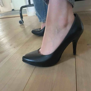  - Snygga svarta klackar från 5th avenue. 