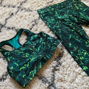 Träningskläder från Casall - Träningsset från Casal. Högmidjade byxor och lite längre topp.  Storlek 36/S i topp och byxor. Toppen kan upplevas lite tightare. Använda ett fåtal gånger. Möter upp i centrala Stockholm eller köpare står för frakt ☀️