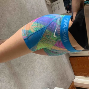 Nike träningsshorts - Träningsshort från Nike. Liten skada som ni ser på bilden på näten, men annars i bra skick. Köparen står för frakt om den ej kan mötas upp