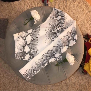  - Topp från bohoo med one shoulder. Jättefin och köpt här på plik men passade inte mig. Skriv till mig för fler bilder. Kan frakta eller mötas upp :) 