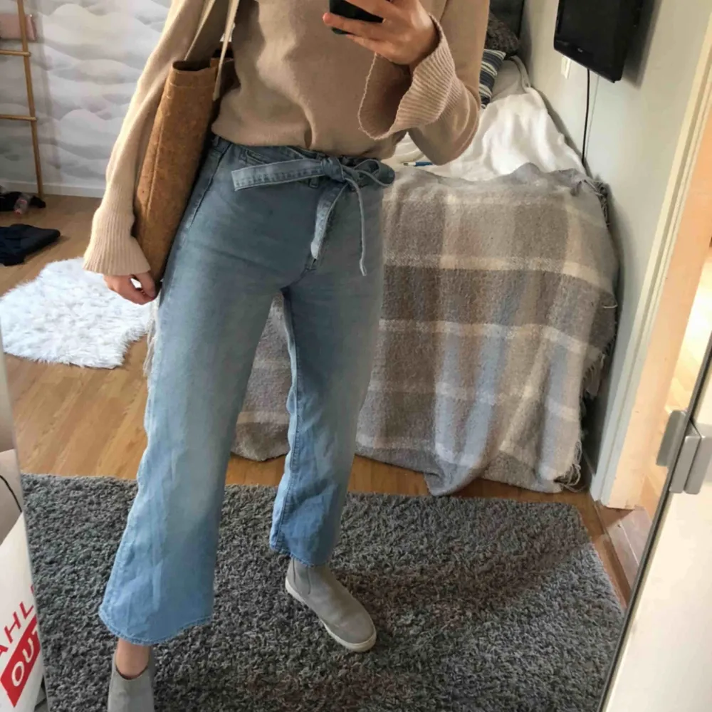 Dem perfekta vårbyxorna! Superfina jeans som tyvärr blivit för korta för mig (är 180 cm). Sparsamt använda och kan bli dina för 130kr, ETT KAP JU!   (Skärpet ingår inte och frakt betalas av köparen). Jeans & Byxor.