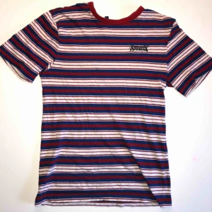  - Fin randig T-shirt från Herr avdelningen på H&M