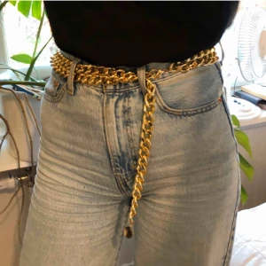 Guld skärp - Ett supertrendigt skärp som passar till alla outfits och är en fin detalj. ONESISIZE, frakten är intälnad i priset:) vid frågor och köp kontakta PM💕