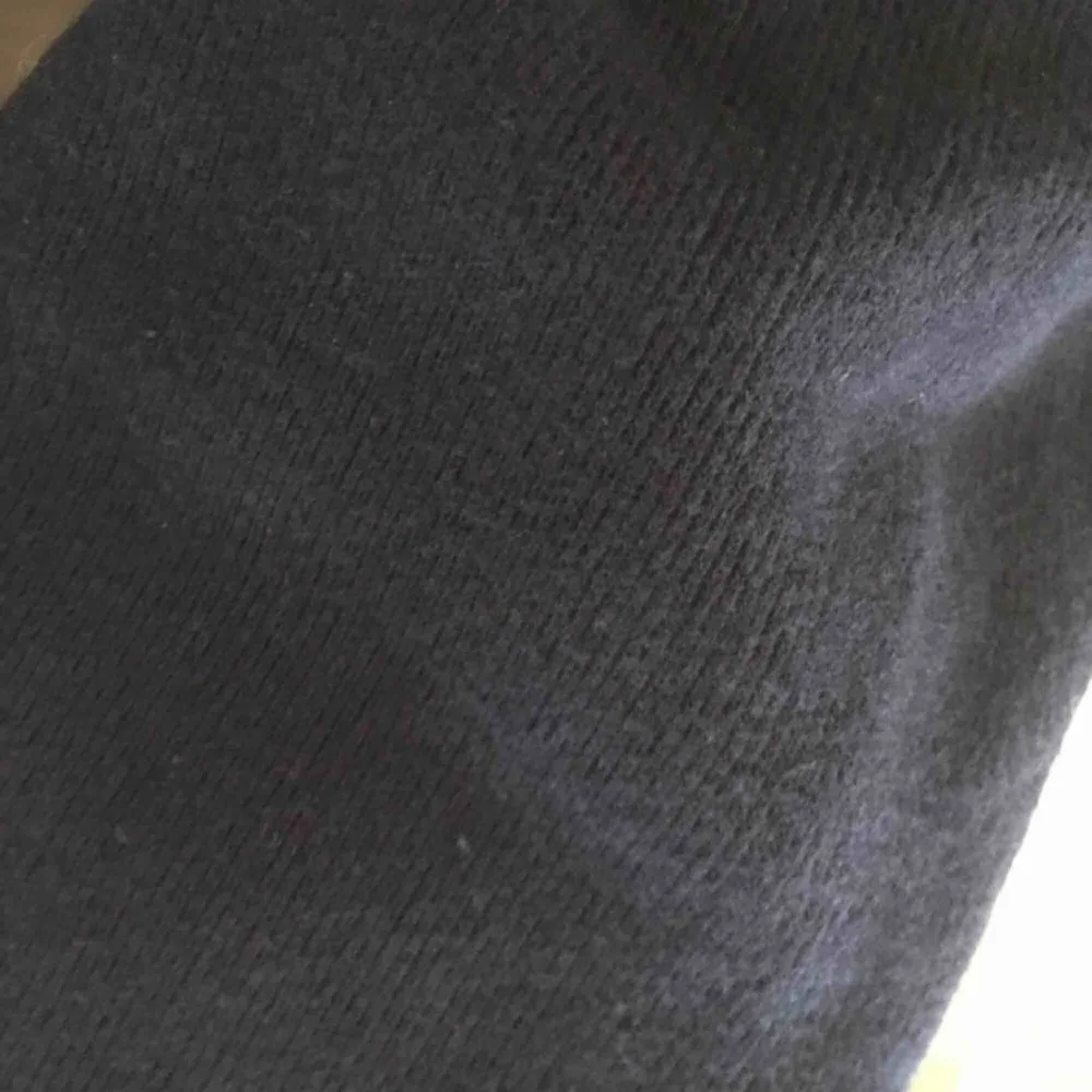 Snygg oversized mörkblå sweater med vida armar. Gjord av ett tyg av polyester och bomull, så väldigt mjuk. Den är typ randig också som syns på andra bilden. Knappt använd🥰. Tröjor & Koftor.