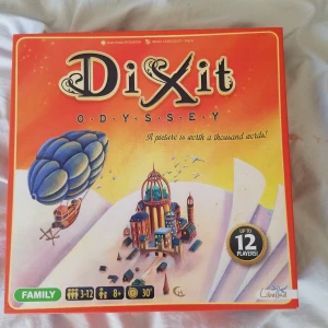 Dixit sällskapsspel  - Dixit oddysey, roligt sällskapsspel, behöver nytt hem :) kan mötas upo I Stockholm eller skicka, frakten tillkommer då på 88 kr. 
