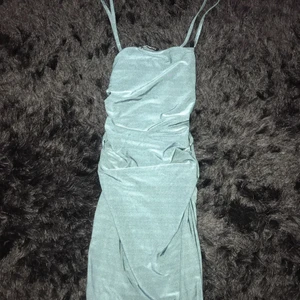 Sexi silke 👗 - • En ursnygg silkes klänning  från Ginatricot.                                                                   •Endast testad. I strl Xs.                                       Budda från 150kr uppåt ! 💋