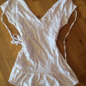 Linne med blommor och knytning - Ännu ett plagg från mina yngre dagar. Vit söt topp med aprikosfärgade blommor. Knyts runt halsen o därbak. Storlek M. Frakt 45 kr. OBS: Har ej möjlighet att visa hur den ser ut på.