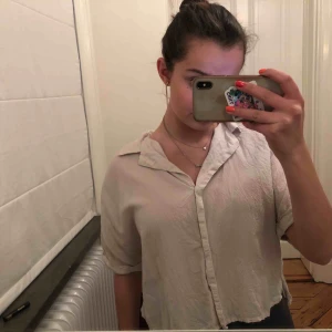  - Säljer denna coola skjorta från weekday. Använd få gånger och kommer inte använda så mycket mer. Bra skick😍