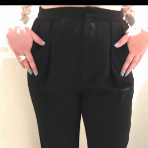 Kostymbyxor från Gina - Svarta nästintill oanvända chinos/kostymbyxor från Gina Tricot. Perfekt basplagg! 🥰 be om bilder!!!