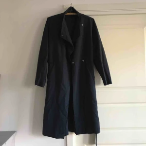  - Mörkblå kappa i filttyg fr The Black Label, vadlång & med knyt. Så snygg