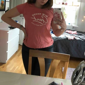  - t-shirt från Gant i storlek S! i mycket gott skick pga knappt använd! säljer pga kommer ej till användning, frakt står köparen för