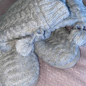  - Gråa morgontofflor med gråa rosetter. Dessa är aldrig används och därför säljs dem nu! Supermysiga.