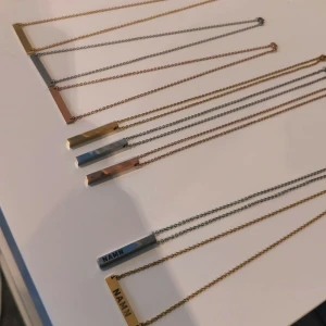 Halsband - Halsband i 3D och 2D, 269kr/st, finns i silver, guld och brons, rostfri skedja ingår, fri frakt genom hela Sverige! Vid frågor eller intresse är det bara att skriva 😊