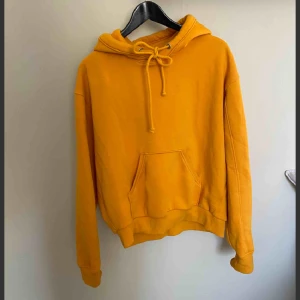  - Hoodie i storlek Xs från weekday. Sitter bra på mig som är storlek S. Sparsamt använd.