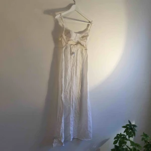  - Specialare. BH med ”cape”. >> OBS! Stor-rensar och säljer massor BILLIGT. Allt är 3 för 2. Enkel/snabb affär prioriteras.