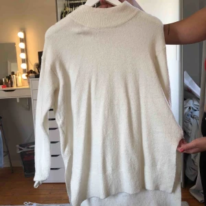  - En vit stickat tröja med slits på sidorna. Kan frakta men köparen står för frakten. Betalning genom swish.