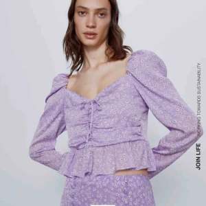  - Helt oanvänd blus från zara, jätte fin men kommer inte till användning tyvär, köpt för 399