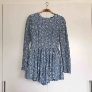  - Ljusblå playsuit från MissGuided. Köptes för ca 600 Kr och har blivit använd endast en gång🌞