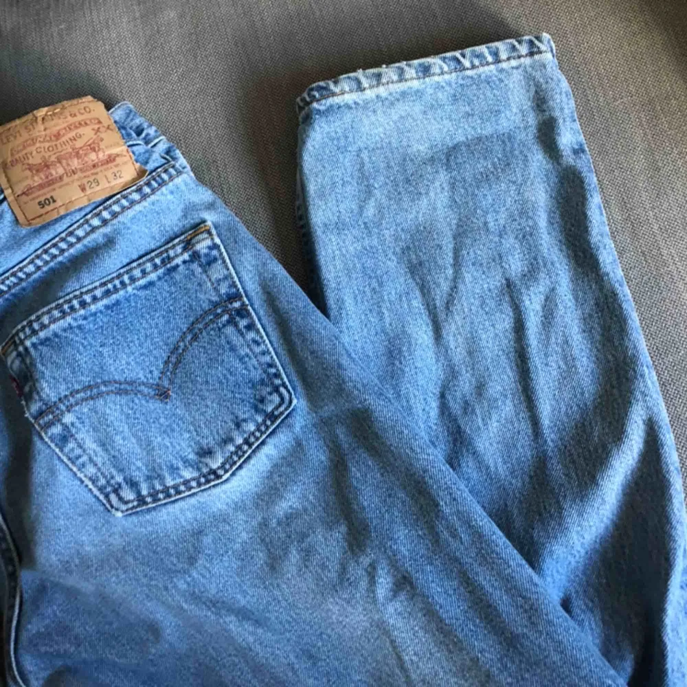 Ljusblåa vintage Levis jeans 501 i storlek 29/32. Skulle dock tro att de även kan passa en 26/27 beroende på hur man vill att de ska sitta. Jag har strl 25 och tycker att de är lite för stora. Fint skick!. Jeans & Byxor.