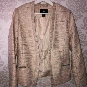  - superfin jacka från H&M! Bra skick. Riktigt fin till sommaren 💘   Smal passform, inte speciellt oversize   Storlek 36/S (passar nog bättre till XS) 