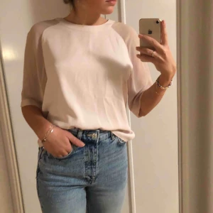  - Ljusrosa beige blus från AllSaints, köpt i Paris, sällan använd, storlek XS men passar S