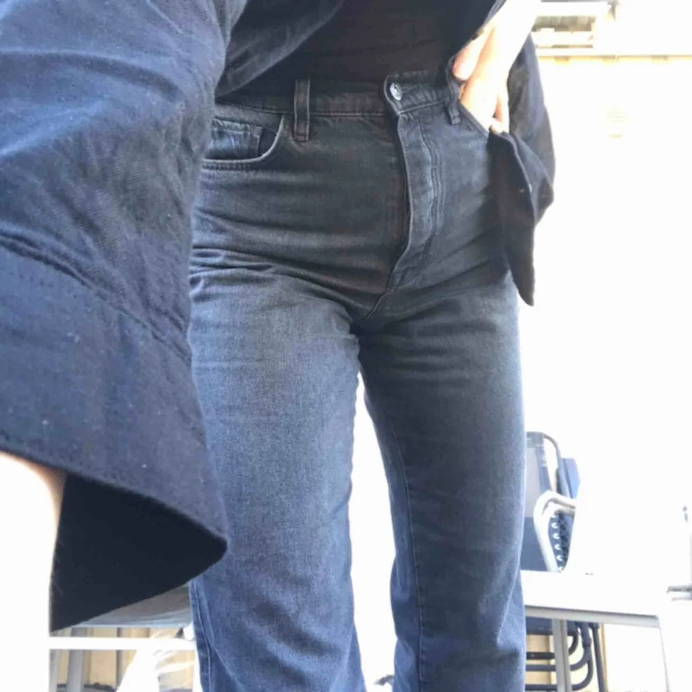 HELT NYA flared jeans från Massimo Dutti köpta på Zalando. Prislapp finns kvar. Lite gråare ton som kan ses på bilderna jämfört med svart och supernajs längd för mig som är 178cm lång. Hög midja. Pris kan diskuteras. . Jeans & Byxor.