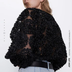 Blus från Zara - En svart oanvänd blus från Zara. Superfin men tyvärr lite för liten för mig. 200 kr inklusive frakt. Vill du hämta upp löser vi billigare affär :)