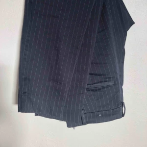  - Marinblå kostymbyxor från H&M. Stl 42, men passar mig som är en 38. Har en liten slits nedtil och en låtsas fika i bak. Går även att använda skärp. Dragkedja på sidan, kontakta för fler bilder💞