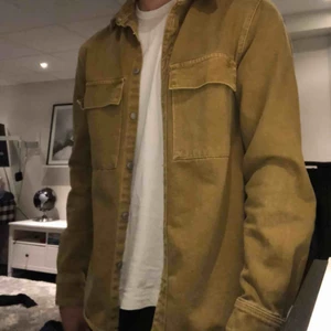  - Guld aktig jacka från Zara köpt för 400kr. Använd två gånger och är fläckfri och i nyskick.