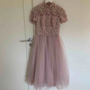 Klänning - Jättefin klänning, endast använd 1 gång på min bal.