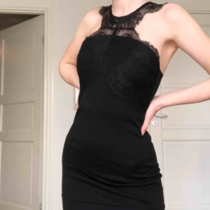  - Festklänning slutar en bit nedanför rumpan. Bra skick! Frakt tillkommer🥰