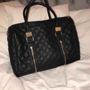  - En stor och rymlig väska. I finns de 2 små öppna fack och ett med dragkedja.