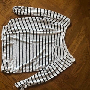  - Randig tröja från hm. 30kr, köparen står för ev. frakt😊