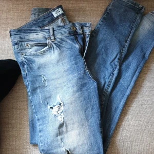 Boyfriend Jeans - Boyfriendmodell men de är för små för mig så sitter tight. Fint skick! Passar storlek 36/38, S/M. 