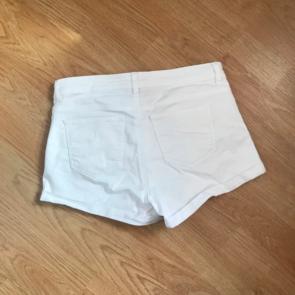 Vita lågmidjade shorts från hm. Knappt använda då de inte passade mig. Köparen står för frakt😊. Shorts.