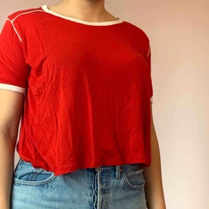  - Sporty röd t-shirt❤️ med vita detaljer😍