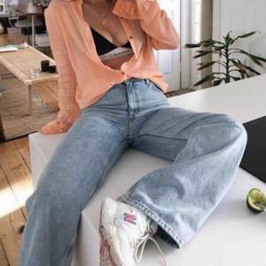 Mina favorit jeans från Monki men som jag tyvärr inte använder längre!!🥺Jättefin ljusblå färg och dem sitter jättebra och skönt🦋🌸  Midjemått: 27 Modell på jeansen: Yoko Längd på mig: 163 cm Fraktpris: 88kr annars möts jag upp i Malmö