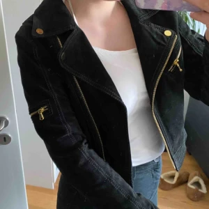  - En svajn cool mocka jacka från rock’n blue!! Aldrig använd av mig, har fått den. Fint skick, inga skador över huvudtaget. Säljer för att den inte kommer till användning🥰🥰🥰