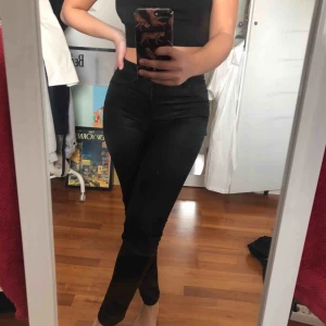  - Supersnygga fejkskinn ish byxor ifrån h&m. Byxorna är aldrig använda så är därför i bra skick! Frakt tillkommer.