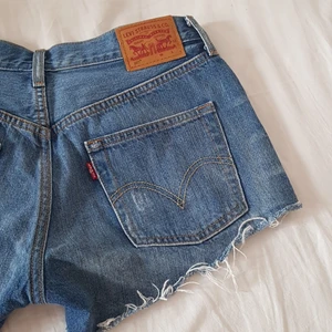 Levi's shorts - Super fina Levi's shorts, använda men frf bra skick🥰Lite low waist. Kan hämtas annars står köparen för frakt (42kr)💞🥰 Pris kan diskuteras 