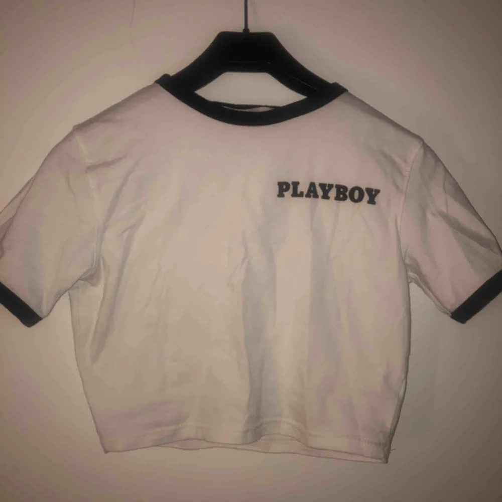 världens snyggaste croptop från playboy x missguided, storlek 42 men sjuuuuukt tight så skulle säga att den passar en XS/S. säljes pga för tight på mig! frakt inräknat i priset! 🥰. T-shirts.