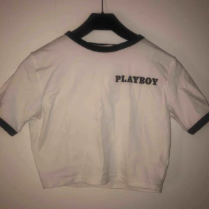 - världens snyggaste croptop från playboy x missguided, storlek 42 men sjuuuuukt tight så skulle säga att den passar en XS/S. säljes pga för tight på mig! frakt inräknat i priset! 🥰