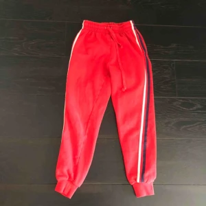  - Röda fina byxor! I bra skick. Möts upp i sthlm