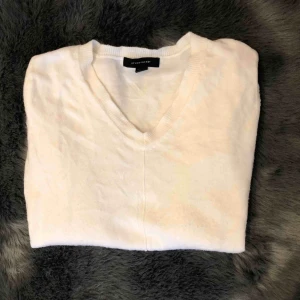  - Oanvänd tröja säljs för 50kr pga för liten.