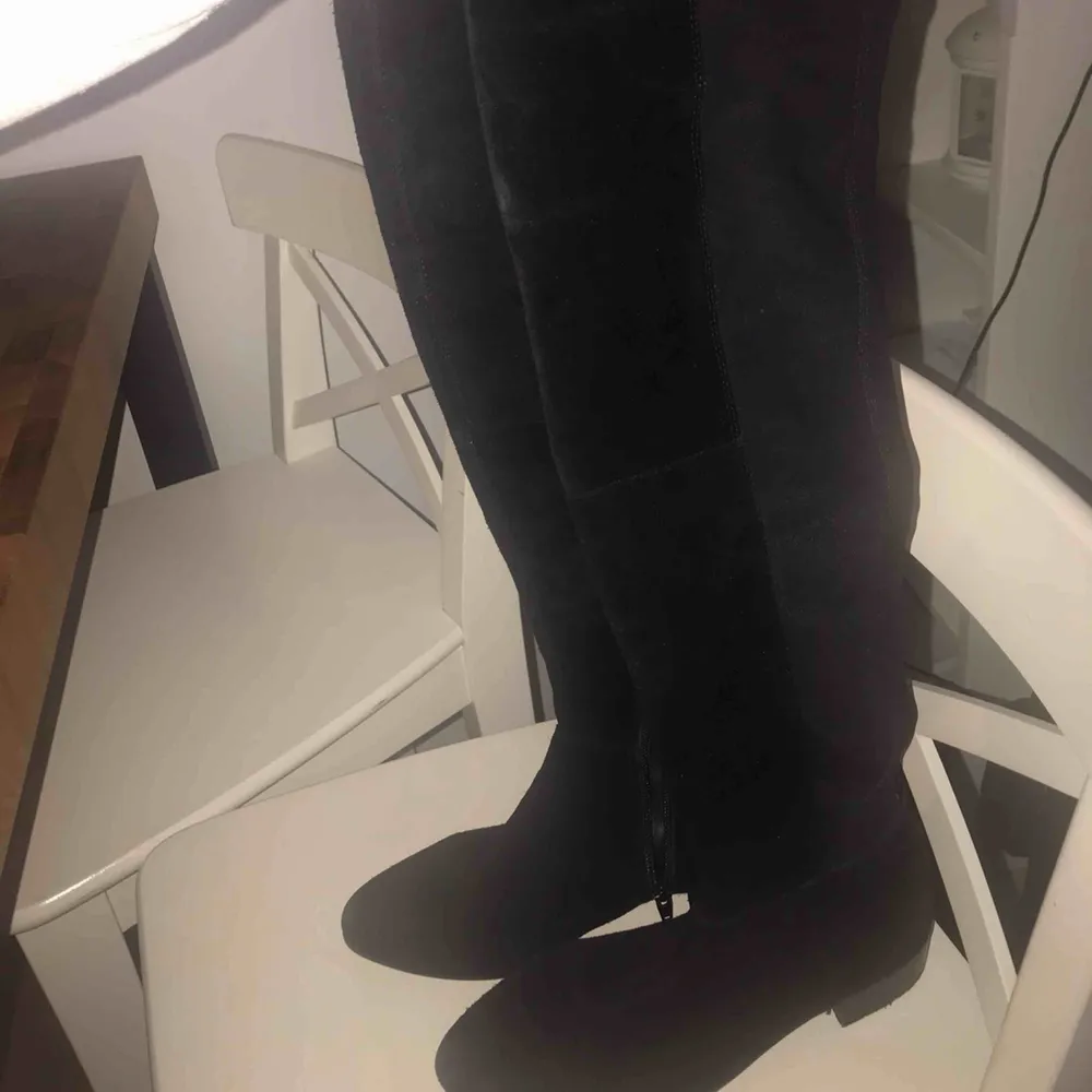 Ett par knee high boots som är ganska använda men fortfarande ser bra ut! Dock köpta för cirka 900kr från Vagabond så de är i bra kvalité❣️. Skor.