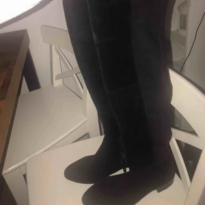  - Ett par knee high boots som är ganska använda men fortfarande ser bra ut! Dock köpta för cirka 900kr från Vagabond så de är i bra kvalité❣️