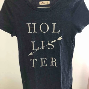  - T-shirt från Hollister storlek S. 