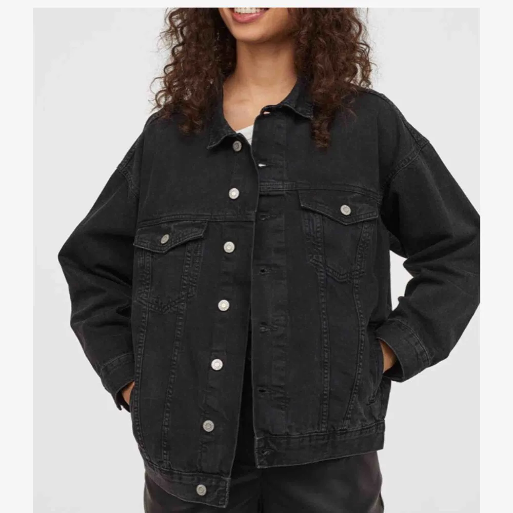 Säljer denna jeans jacka från hm, strl L men skulle säga att den är lite liten i storleken. använd några gånger bara så i väldigt fint skick. Ny pris 399❣️. Jackor.